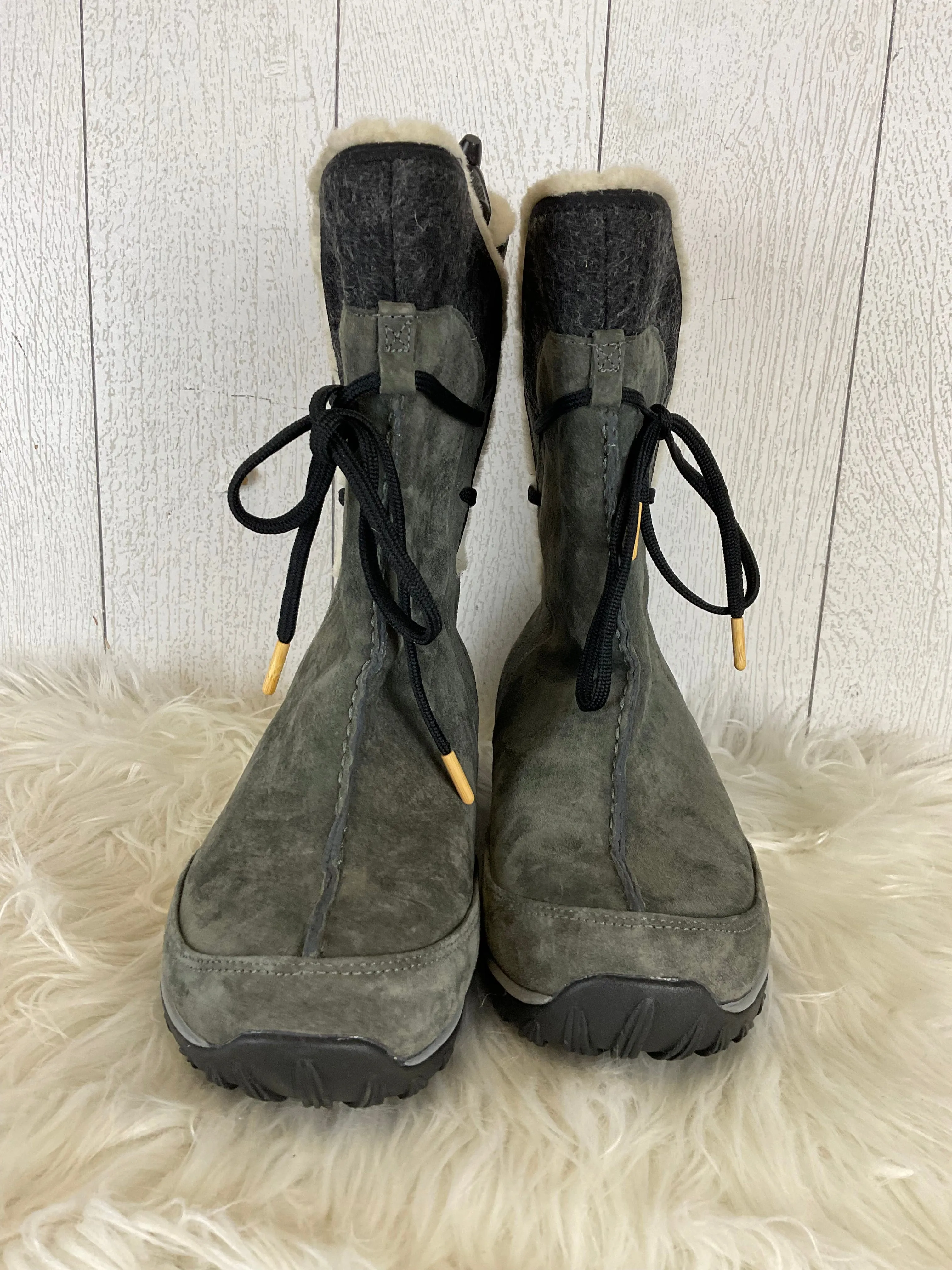 Boots Designer By Patagonia In Grey, Size: 8.5