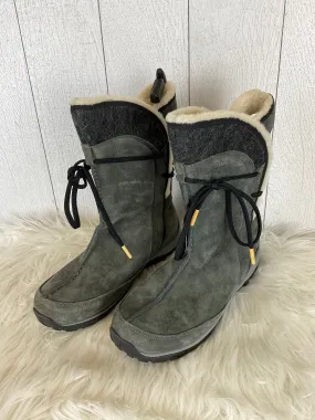 Boots Designer By Patagonia In Grey, Size: 8.5